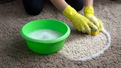 Dywan będzie jak nowy: 6 najczęstszych i najbardziej uporczywych plam, które warto usuwać z głową